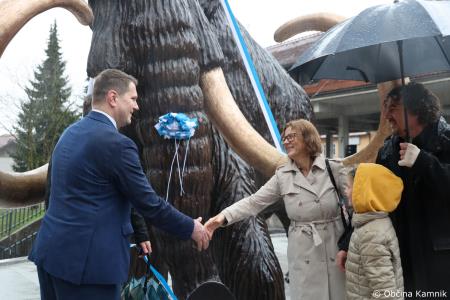 Dobrodošel mamut v Kamniku je dobil svoje mesto bronasti mamut v naravni velikosti, ki stoji v Mamutovem parku (56)